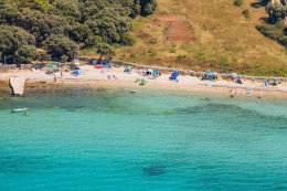 Oblázková pláž Girenica - letecký pohled, ostrov Pag, Chorvatsko