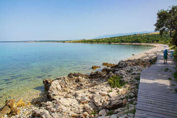 Oblázková pláž Girenica, ostrov Pag, Chorvatsko