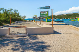 Stará Novalja - hřiště na volejbal u pláže Planjka, ostrov Pag, Chorvatsko