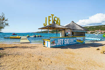 Stará Novalja - půjčovna skútrů u pláže Planjka, ostrov Pag, Chorvatsko