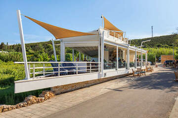 Stará Novalja - restaurace u pláže Planjka, ostrov Pag, Chorvatsko