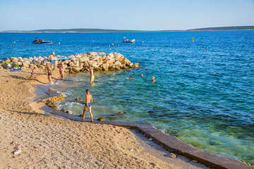 Apartmány Roza - oblázková pláž 80 m (od dolní budovy), 120 m (od horní budovy), Mandre, ostrov Pag, Chorvatsko