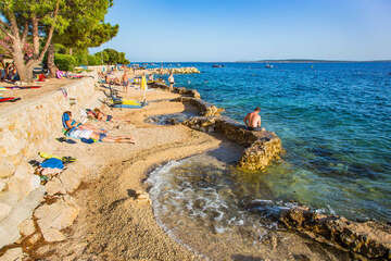 Apartmány Roza - oblázková pláž 80 m (od dolní budovy), 120 m (od horní budovy), Mandre, ostrov Pag, Chorvatsko