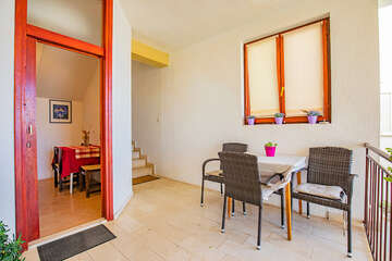 Studio A8 -  posezení venku u schodiště blízko kuchyně, apartmány Val, Igrane, Makarská riviéra, Chorvatsko