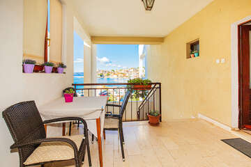 Studio A8 -  posezení venku u schodiště blízko kuchyně, apartmány Val, Igrane, Makarská riviéra, Chorvatsko