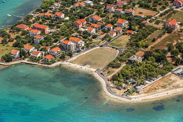 Oblázkové pláže v blízkosti pláže Punta - letecký pohled, Sukošan, Zadarská riviéra, Chorvatsko
