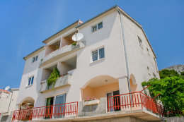 Apartmány Mali Luka - foto před novou fasádou, Omiš-Duće, Chorvatsko