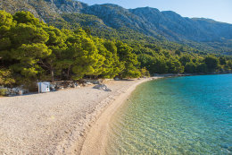 Letovisko Igrane - východní oblázková pláž (blízko parkoviště), Makarská riviéra, Chorvatsko