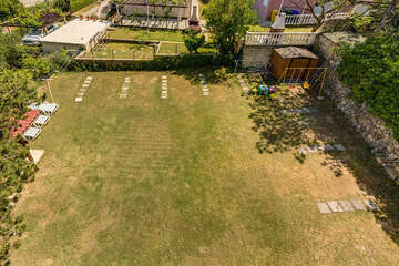 Apartmány Flit - zahrada s parkovacími místy za domem, grilem a lehátky u domu, Baška, ostrov Krk, Chorvatsko