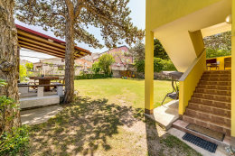 Apartmány Flit - zahrada s pozením u domu,  Baška, ostrov Krk, Chorvatsko