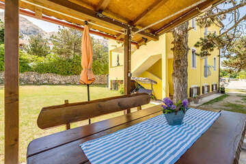 Apartmány Flit - zahrada s pozením u domu, Baška, ostrov Krk, Chorvatsko