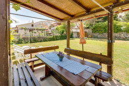 Apartmány Flit - posezení s přístřeškem u zahradě u domu, Baška, ostrov Krk, Chorvatsko