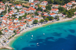 Zaostrog - letecký pohled, pláže u domů Perla, Orada a Riva, Makarská riviéra, Chorvatsko
