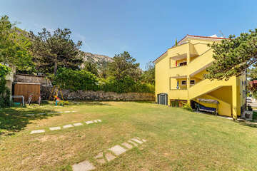 Apartmány Flit - parkovací místa u domu, Baška, ostrov Krk, Chorvatsko