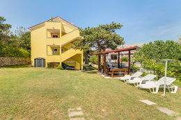 Apartmány Flit - zahrada s pozením a grilem u domu, Baška, ostrov Krk, Chorvatsko