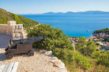 Kremenik - vyhlídka nad Drvenik Donja Vala, Makarská riviéra, Chorvatsko