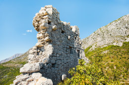 Gradina - pohled na ruiny tvrze a Biokovo, Makarská riviéra, Chorvatsko