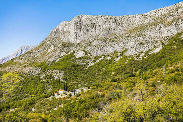 Gradina - pohled od tvrze na Biokovo a kostel Sv. Jure, Makarská riviéra, Chorvatsko