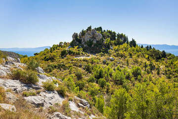 Gradina - pohled na vrch s ruinami tvrze, Makarská riviéra, Chorvatsko