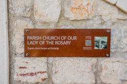 Letovisko Igrane - zvonice Panny Marie Růžencové, Makarská riviéra, Chorvatsko