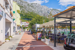 Letovisko Igrane - promenáda, Makarská riviéra, Chorvatsko