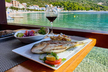 Letovisko Igrane - oběd v restaraci, Makarská riviéra, Chorvatsko
