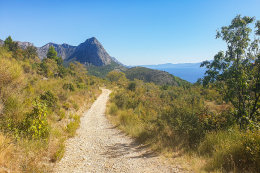 Gradina - pěší cesta k tvrzi a k horolezecké zóně, Makarská riviéra, Chorvatsko