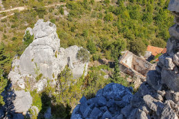 Gradina - pohled na starou vesnici pod tvrzí, Makarská riviéra, Chorvatsko