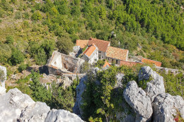 Gradina - pohled na starou vesnici pod tvrzí, Makarská riviéra, Chorvatsko