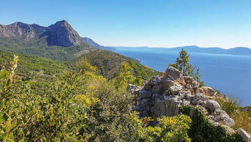 Gradina - pohled od tvrze na Biokovo (v pozadí poloostrov Pelješac), Makarská riviéra, Chorvatsko