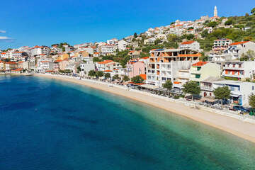 Letovisko Igrane - oblázková pláž v centru (pohled z dronu), Makarská riviéra, Chorvatsko