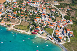 Stará Novalja - letecký pohled, ostrov Pag, Chorvatsko