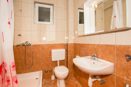 I-2, apartmány Nikola, Gradac, Chorvatsko