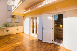 A2 - apartmány Bracera - terasa s pohledem na moře (vstup na terasu ze druhé a třetí ložnice), Stará Novalja, ostrov Pag, Chorvatsko