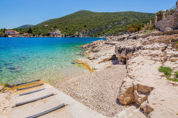 Pokrivenik - oblázková pláž, ostrov Hvar, Chorvatsko