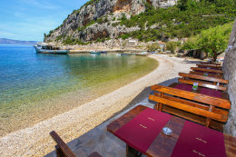 Vela Stiniva - restaurace u pláže, ostrov Hvar, Chorvatsko 