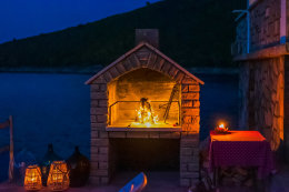 Apartmány Petar - gril před domem, severní zátoky ostrova Hvaru, Chorvatsko