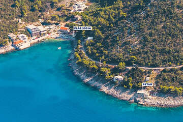 Apartmány Petar - letecký pohled na dům i oblázkovou pláž (300 m od domu), severní zátoky ostrova Hvaru, Chorvatsko