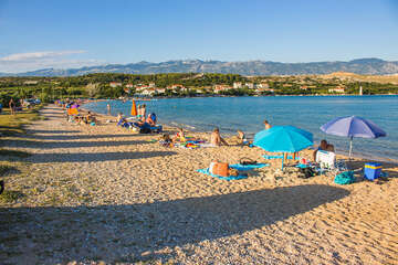 Pláž Caska, ostrov Pag, Chorvatsko 