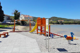 Letovisko Kraj - dětské hřiště u pláže Tratica, ostrov Pašman, Chorvatsko