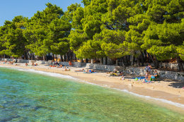 Mobilhome Blato - písčitooblázková pláž před mobilhomy typu "A" - U pláže 1. řada, Živogošće - Blato, Makarská riviéra, Chorvatsko