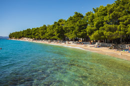 Mobilhome Blato - písčitooblázková pláž před mobilhomy typu "A" - U pláže 1. řada, Živogošće - Blato, Makarská riviéra, Chorvatsko