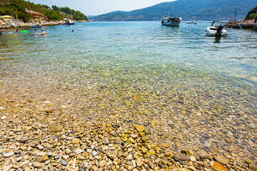 Mikulina Luka - oblázková pláž, Vela Luka, ostrov Korčula, Chorvatsko