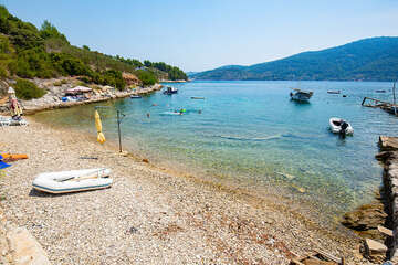 Mikulina Luka - oblázková pláž, Vela Luka, ostrov Korčula, Chorvatsko