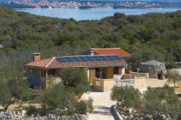 Robinzonský domek Bunja, 4,5 km od města Tkon, ostrov Pašman, Chorvatsko