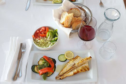 Brodarica - oběd v restauraci Zlatna ribica, Šibenická riviéra, Chorvatsko