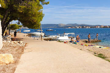 Brodarica - promenáda kolem moře, Šibenická riviéra, Chorvatsko