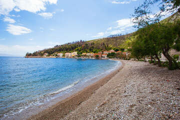 Trstenik - oblázková pláž, poloostrov Pelješac, Chorvatsko