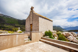 Trstenik - kaple Sv. Michala, poloostrov Pelješac, Chorvatsko