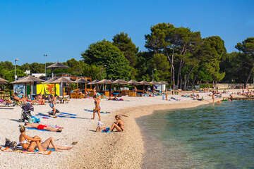 Fažana - oblázková pláž San Lorenzo, Istrie, Chorvatsko